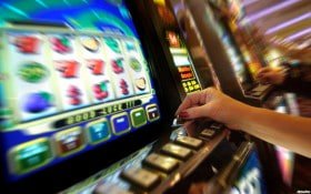 Ilustrasi edukasi pemahaman istilah taruhan seperti odds, live betting, dan responsible gaming